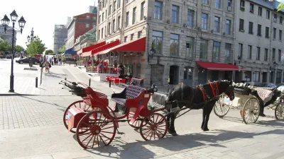 Eine Pferdekutsche fährt auf einem gepflasterten Weg durch Montreal.