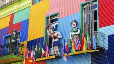 Bunte Fassade mit Figuren und Flaggen in Buenos Aires