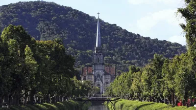 Die Kathedrale von Petrópolis erhebt sich vor grünen Hügeln.