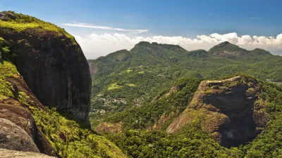Grüne Hügel und Felsen prägen die Landschaft von Rio de Janeiro.