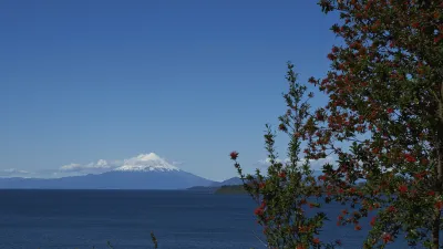 Schneebedeckter Vulkan erhebt sich über dem Llanquihue-See in Chile
