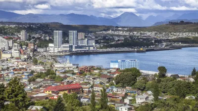 Puerto Montt, Chile: Panorama der Stadt mit bunten Häusern und Bergen im Hintergrund