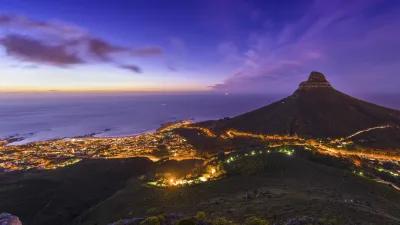 Kapstadts nächtliche Skyline mit beleuchteten Häusern und Tafelberg