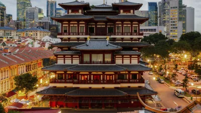 Der Buddha-Zahntempel in Singapur mit seiner pagodenartigen Architektur.