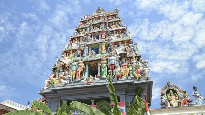 Der farbenprächtige Sri Mariamman Tempel in Singapur erhebt sich in den Himmel.