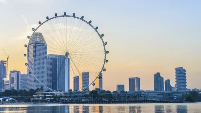 Das Singapore Flyer Riesenrad dominiert die Skyline der Stadt.