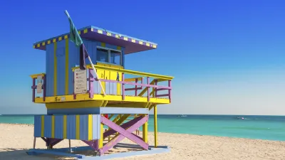 Ein farbenfrohes Rettungsschwimmerhaus steht am Strand von Miami.