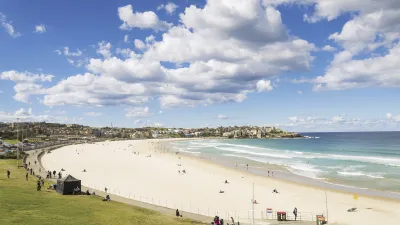 Bondi Beach in Sydney mit Menschen und blauem Himmel.