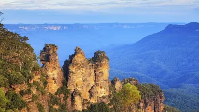 Die Three Sisters Felsformationen ragen vor dem blauen Bergpanorama auf