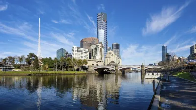Melbourne Skyline mit dem Eureka Tower am Yarra River