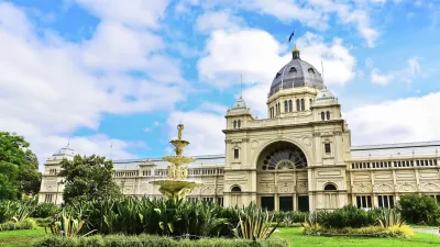 Prächtiges Royal Exhibition Building mit Brunnen im Carlton Gardens