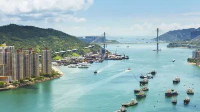 Hafenlandschaft mit vielen Booten und einer Brücke im Hintergrund