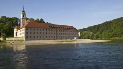 Kloster Weltenburg mit Blick auf den Fluss und grüne Hügel