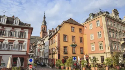 Historische Gebäude säumen den Platz in Heidelbergs Altstadt.