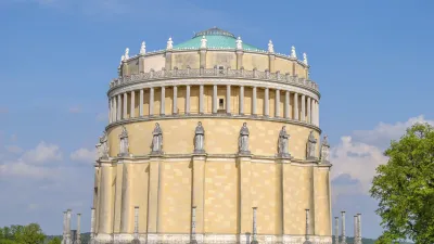 Die Befreiungshalle in Kelheim steht majestätisch auf einem Hügel.
