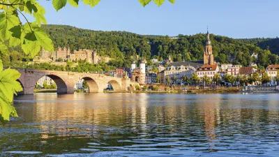 Heidelberger Altstadt mit Brücke und Schloss am Flussufer