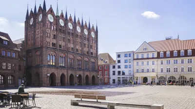 Historisches Rathaus von Stralsund mit markanter gotischer Architektur