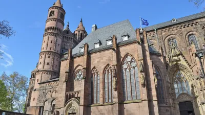 Ansicht des Mainzer Doms mit seinen charakteristischen Türmen unter blauem Himmel.