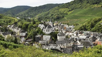 Historische Stadt Traben-Trarbach mit Kirche und Weinbergen.