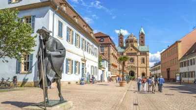 Speyerer Fussgängerzone mit Dom im Hintergrund