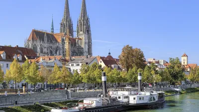 Historische Dampfschiffe liegen vor der Regensburger Kathedrale.