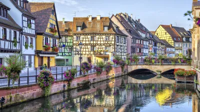 Bunte Fachwerkhäuser säumen einen Kanal in Colmar, Frankreich