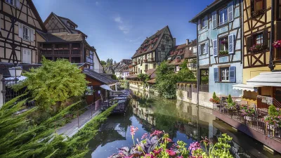 Colmar: Malerischer Kanal mit bunten Fachwerkhäusern