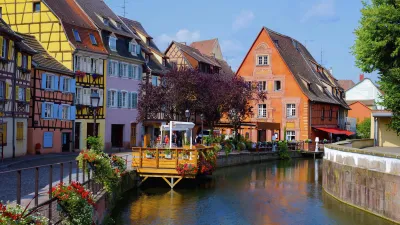 Colmar: Ein malerischer Kanal mit bunten Fachwerkhäusern.