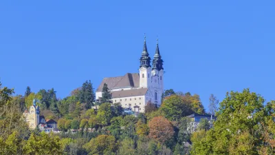 Weiße Kirche auf dem Pöstlingberg thront über Linz.
