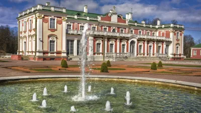 Kadriorg Palast mit Springbrunnen im Vordergrund