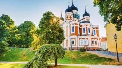 Alexander-Newskij-Kathedrale in Tallinn mit grüner Landschaft