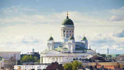Helsinkis weiße Kathedrale dominiert die Stadtlandschaft.