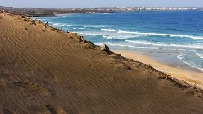 Kapverdisische Küste mit Wellen und Sanddünen am Strand