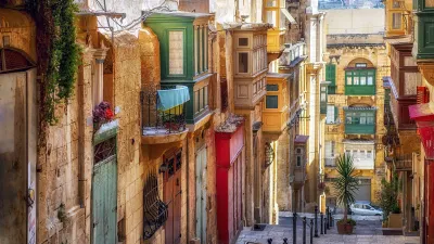 Bunte Häuser säumen eine steile Gasse in Valletta, Malta
