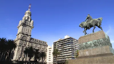 Historisches Gebäude Palacio Salvo und Reiterdenkmal in Montevideo