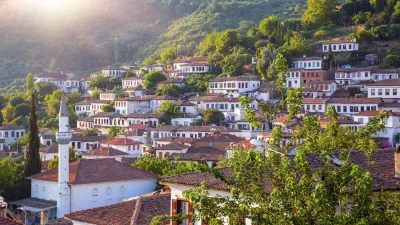 Historische Häuser mit roten Ziegendächern in einer türkischen Stadt