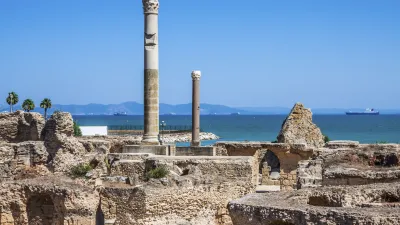 Antike Ruinen mit Säulen und Blick auf das Meer in Karthago.