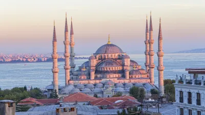 Die Blaue Moschee erhebt sich majestätisch über Istanbul.