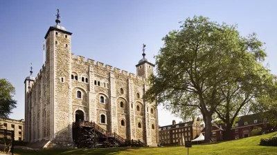 Der Tower of London erhebt sich majestätisch über grünen Rasenflächen.
