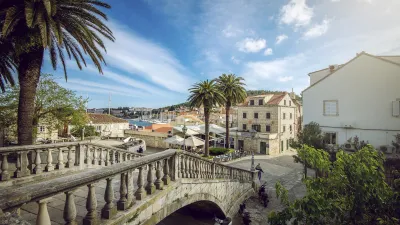 Historische Treppe führt zu einer belebten Stadtansicht in Kroatien