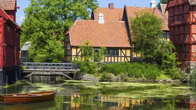 Historisches Fachwerkhäuser spiegeln sich im Wasserkanal von Aarhus