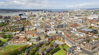 Liverpools Stadtlandschaft mit historischen Gebäuden und Grünflächen.
