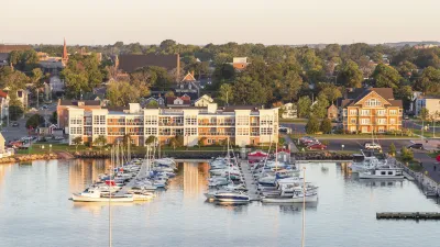Yachthafen mit vielen Segelbooten und Gebäuden im Hintergrund