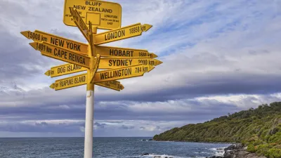 Schild mit Entfernungsangaben zu verschiedenen Städten in Neuseeland