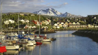 Boote liegen im Hafen von Narvik mit Bergen im Hintergrund