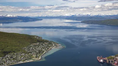 Narvik in Norwegen zeigt eine malerische Küstenstadt mit Bergen