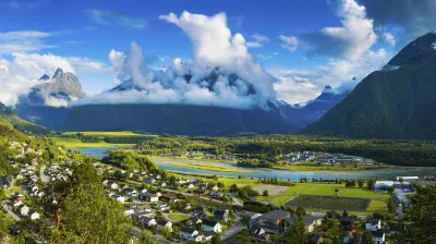Norwegische Landschaft mit Stadt und Bergen