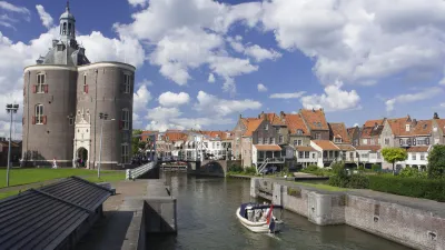 Historischer Wachturm am Kanal in Enkhuizen, Niederlande