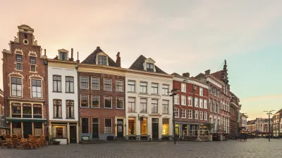 Historische Häuserfassaden säumen einen Platz in Zutphen.