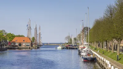Hafen von Medemblik mit Segelbooten und historischen Schiffen